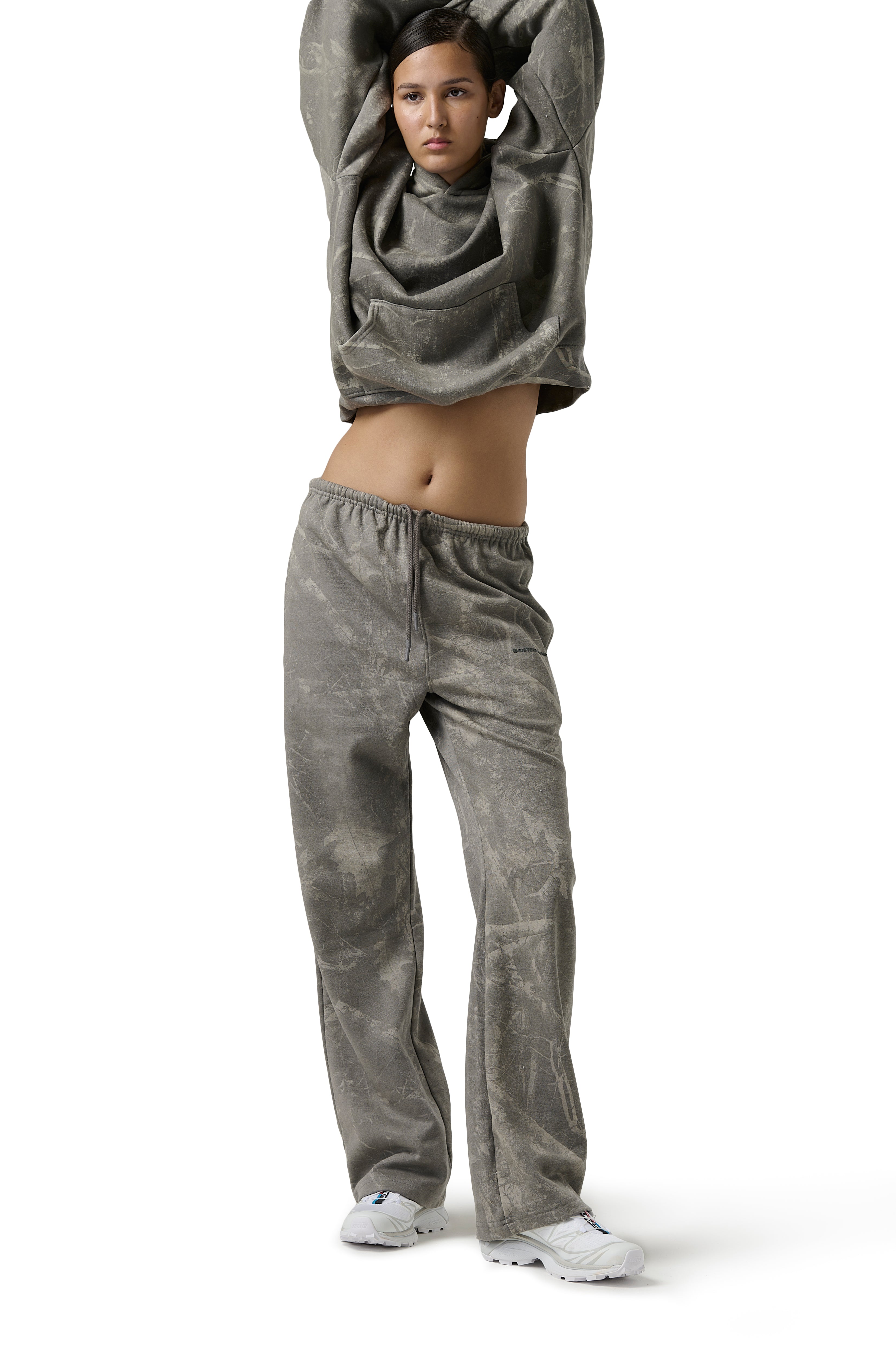 Model Scarlett is 5'8" and wears size S.